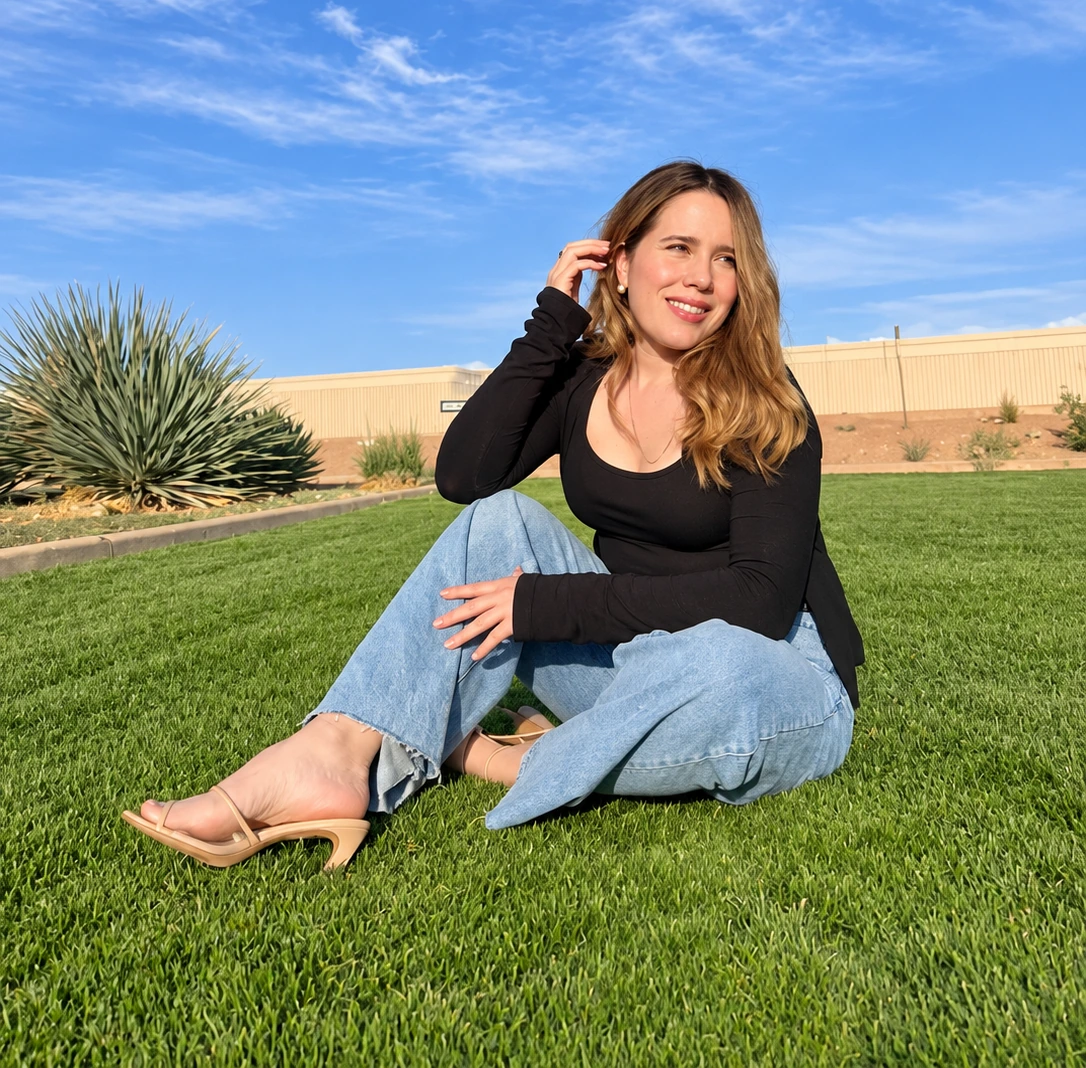 María Luna sonriendo, sentada al aire libre